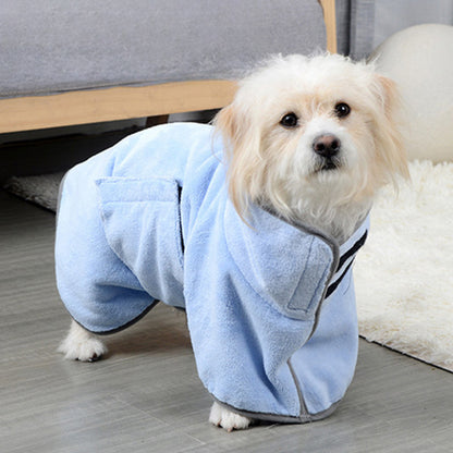 Hund i lyseblå tørrekåbe