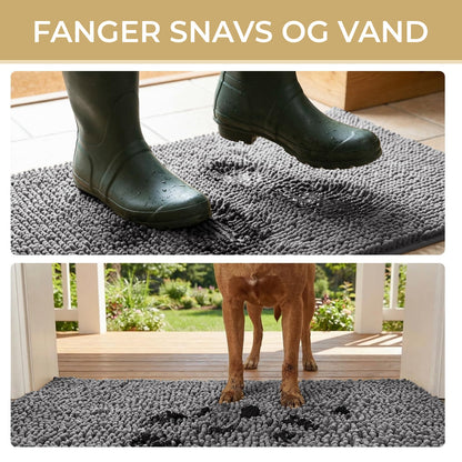 Gummistøvler og en mudret hund på dørmåtten